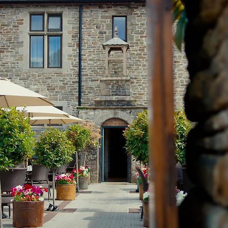 Lanelay Hall Hotel & Spa هينسول المظهر الخارجي الصورة The courtyard at The Old Bank Hotel