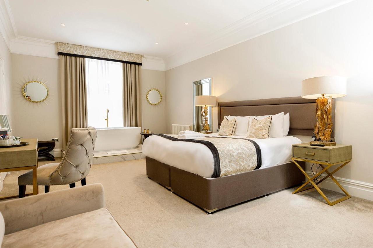 Lanelay Hall Hotel & Spa هينسول المظهر الخارجي الصورة A bedroom at the hotel