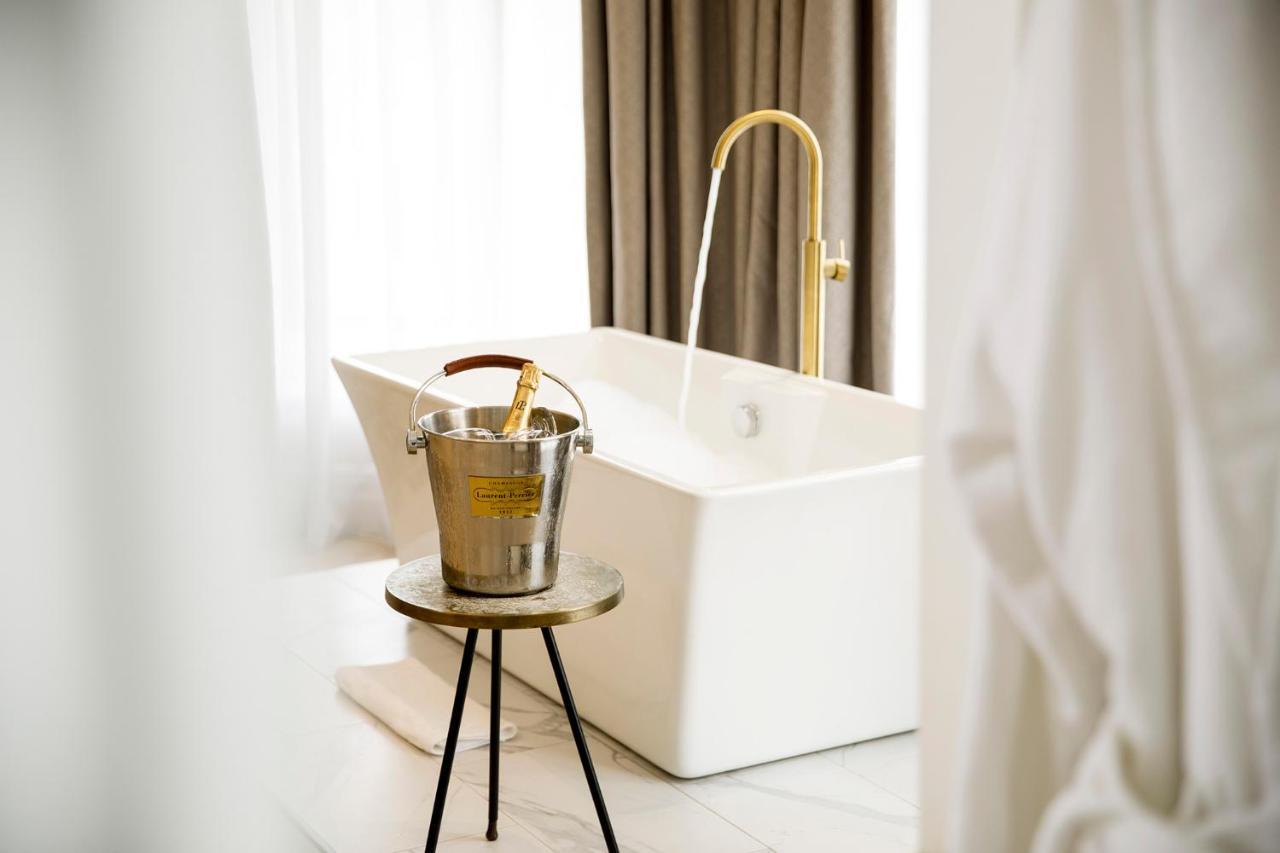 Lanelay Hall Hotel & Spa هينسول المظهر الخارجي الصورة A freestanding bathtub