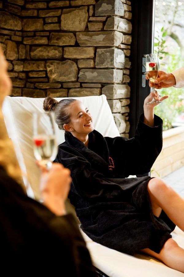 Lanelay Hall Hotel & Spa هينسول المظهر الخارجي الصورة A woman in a spa