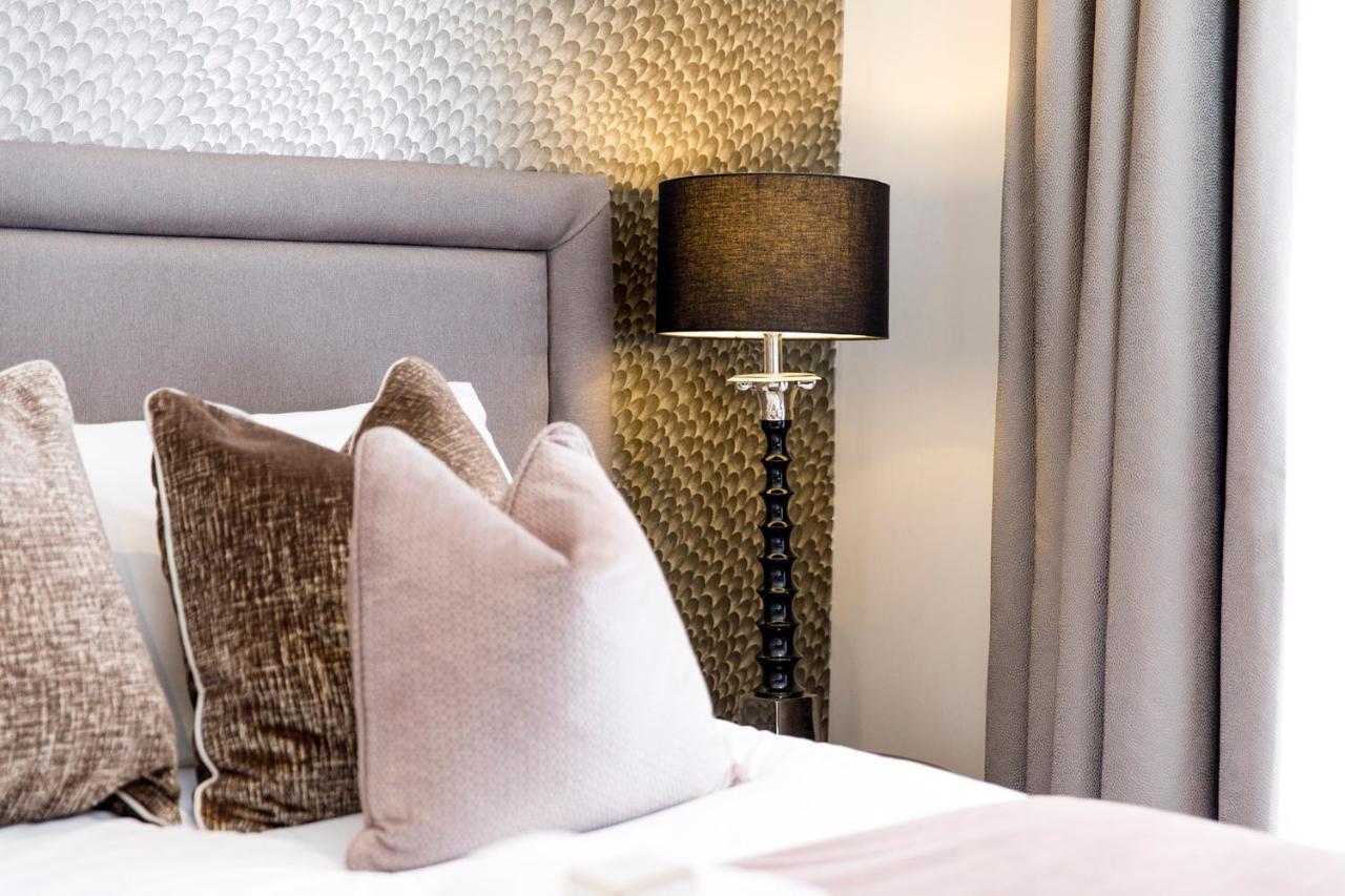 Lanelay Hall Hotel & Spa هينسول المظهر الخارجي الصورة A bedroom at The Ivy Collection
