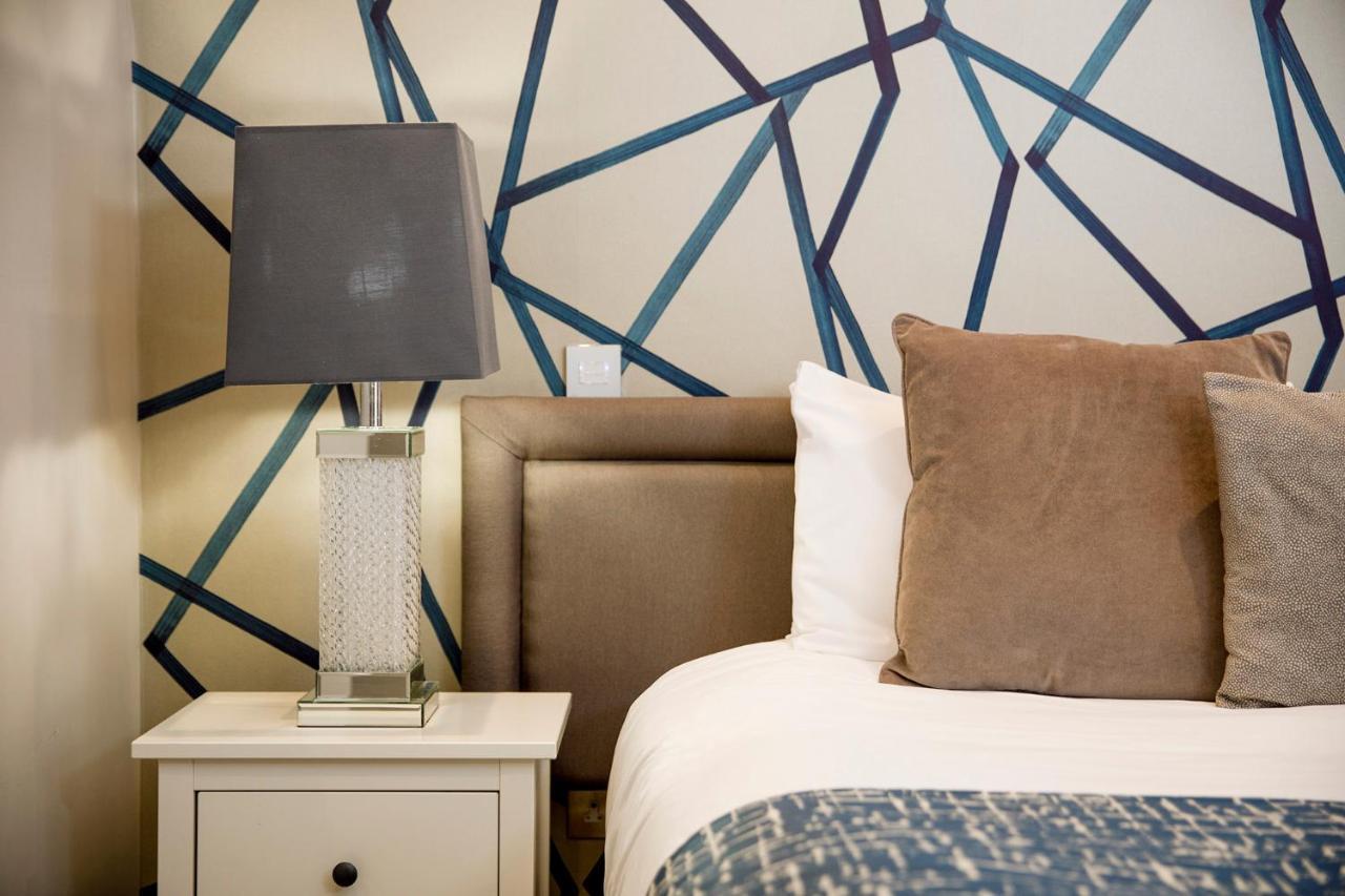 Lanelay Hall Hotel & Spa هينسول المظهر الخارجي الصورة A bedroom at the Hilton San Francisco