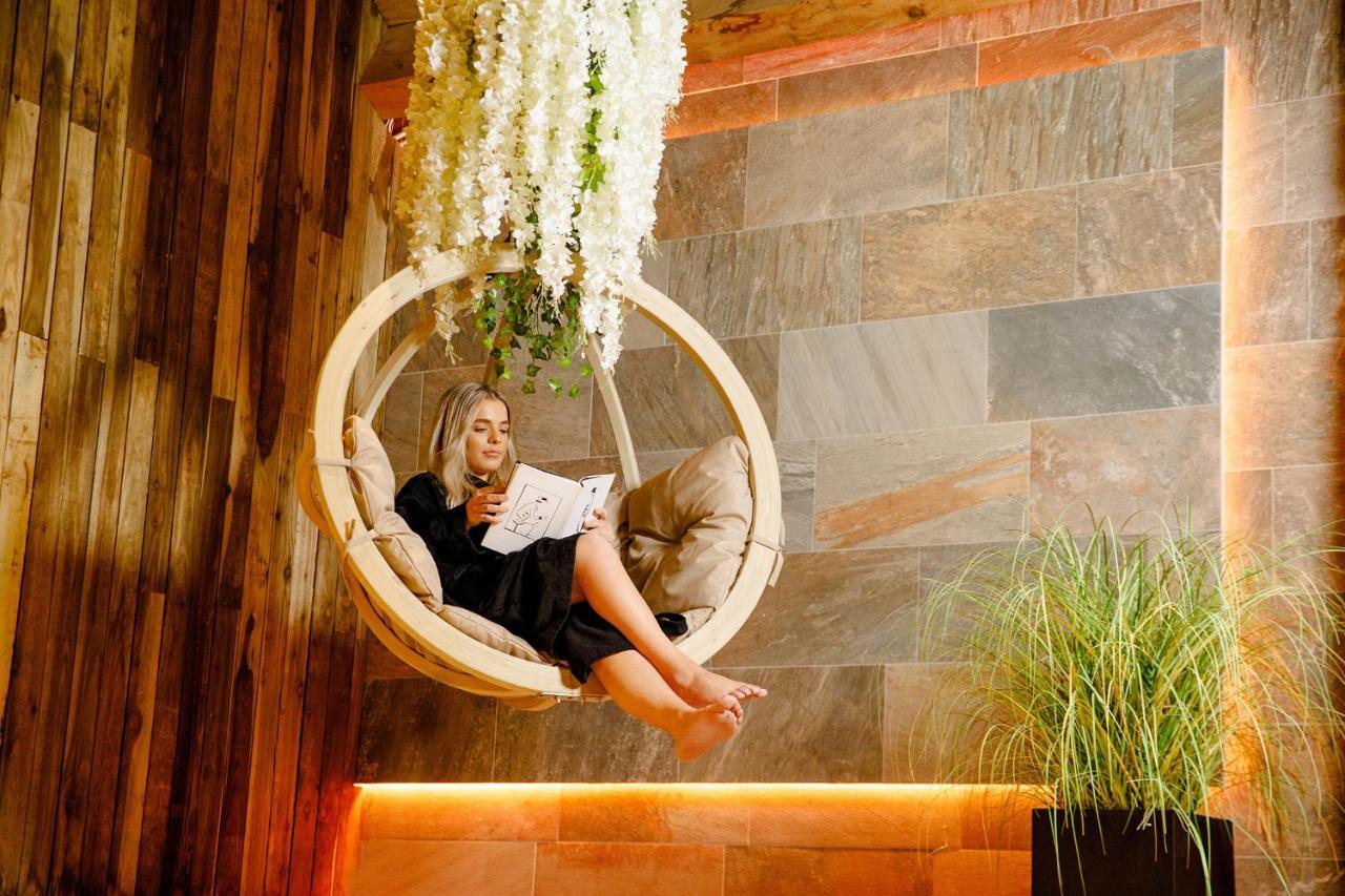 Lanelay Hall Hotel & Spa هينسول المظهر الخارجي الصورة A woman relaxing in a spa