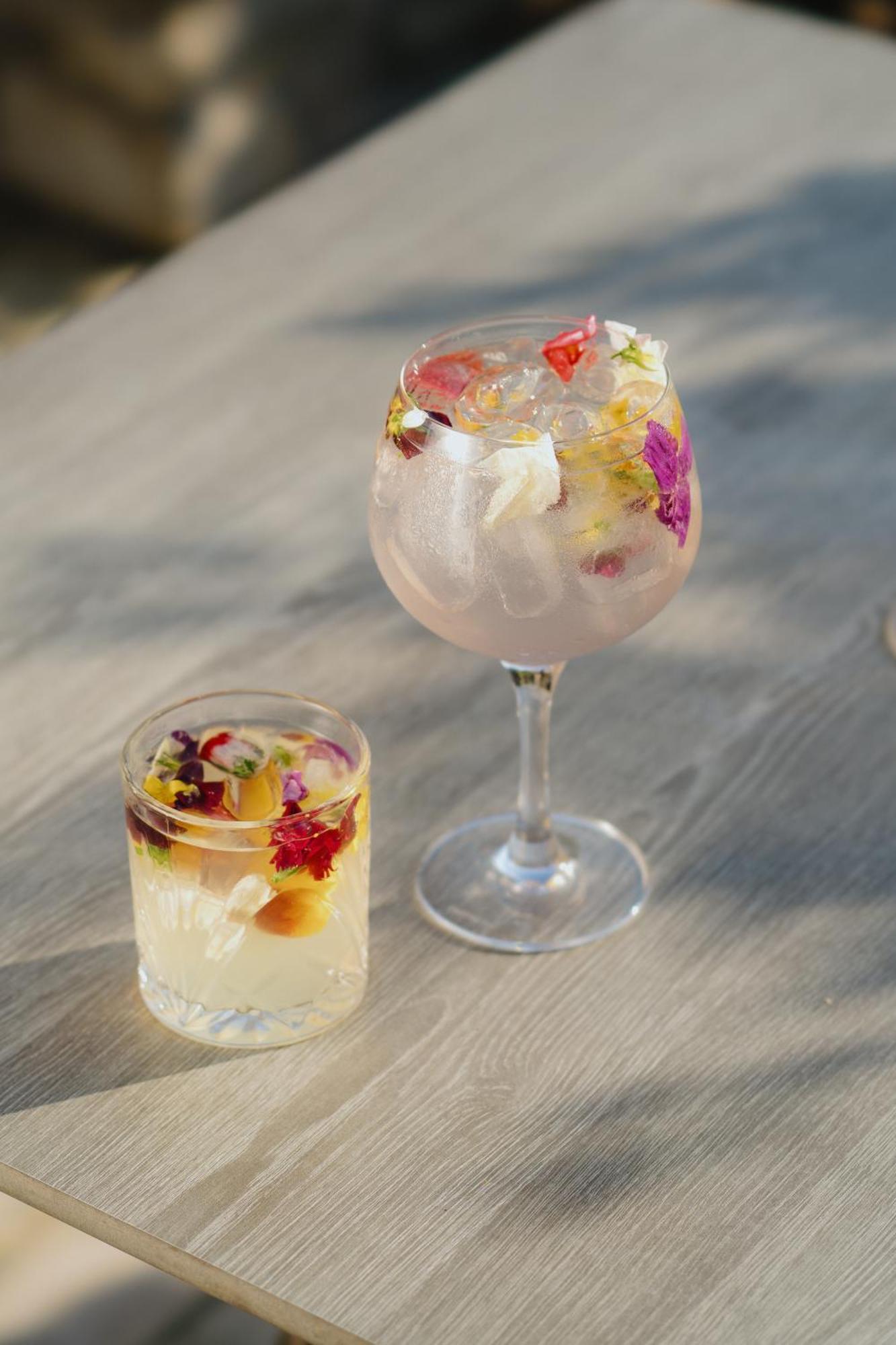 Lanelay Hall Hotel & Spa هينسول المظهر الخارجي الصورة A gin and tonic with edible flowers
