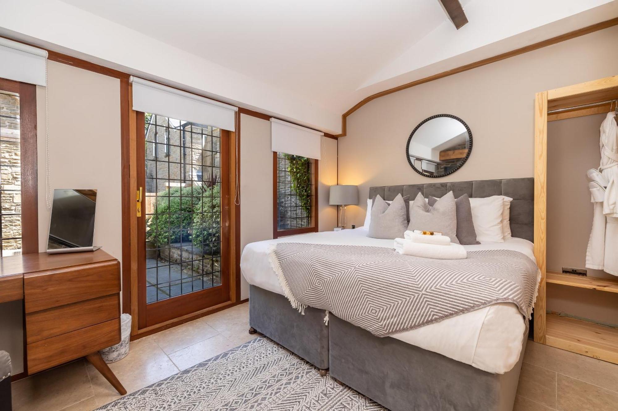 Lanelay Hall Hotel & Spa هينسول الغرفة الصورة A bedroom at the hotel