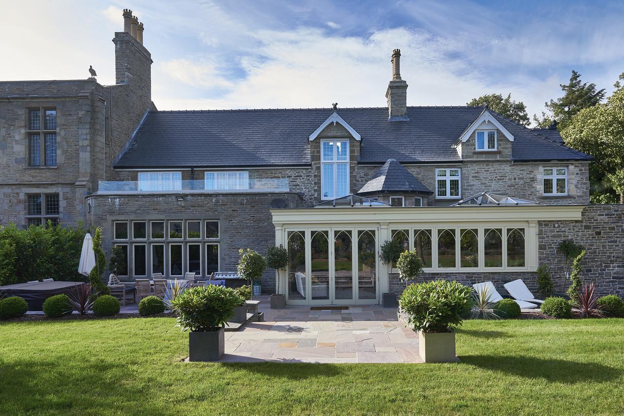 Lanelay Hall Hotel & Spa هينسول المظهر الخارجي الصورة The former station building at the rear of the house